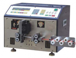 Machine à couper et dénuder les câbles coaxiaux